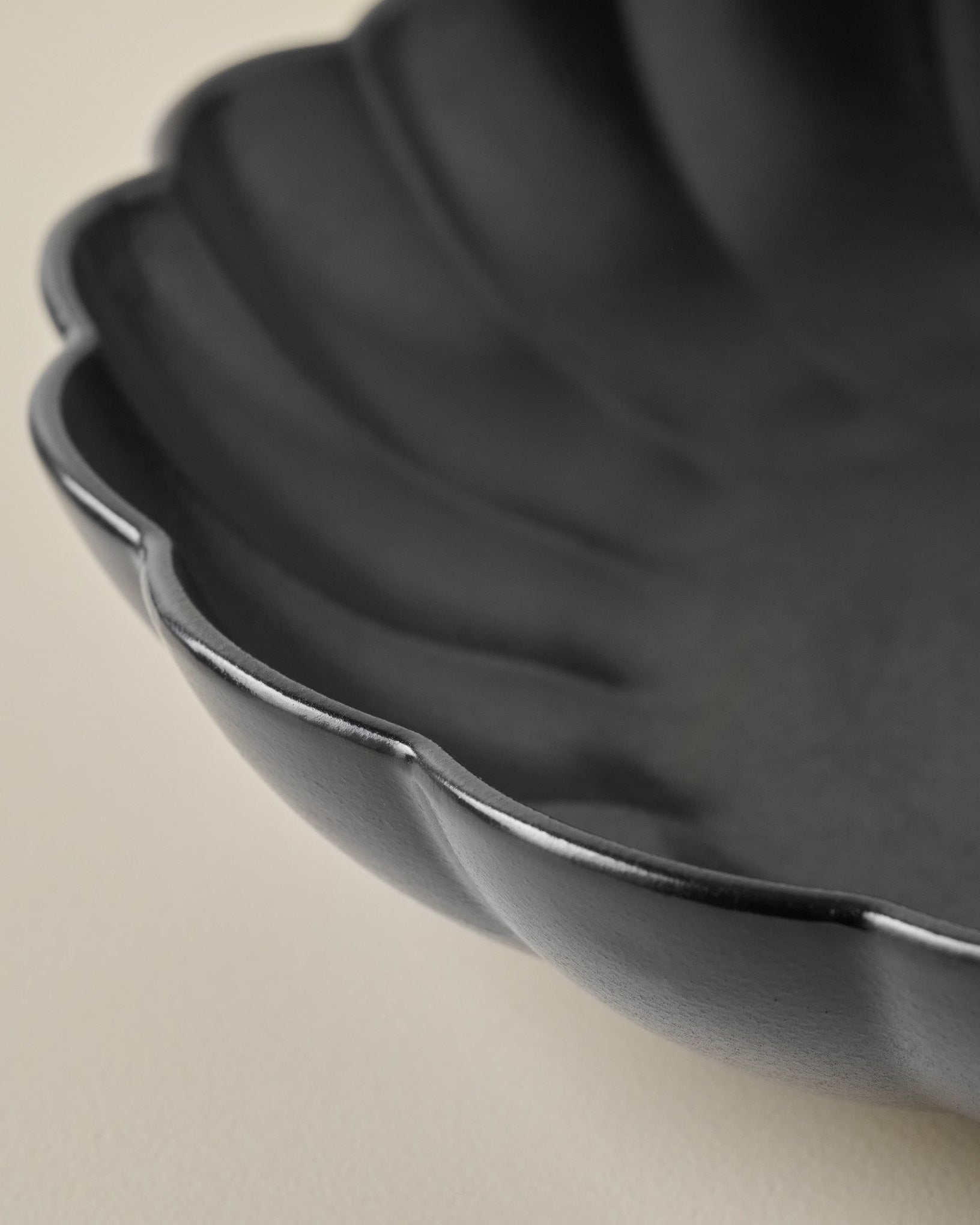 Oversized Black Scalloped Serving Bowl - Image 3