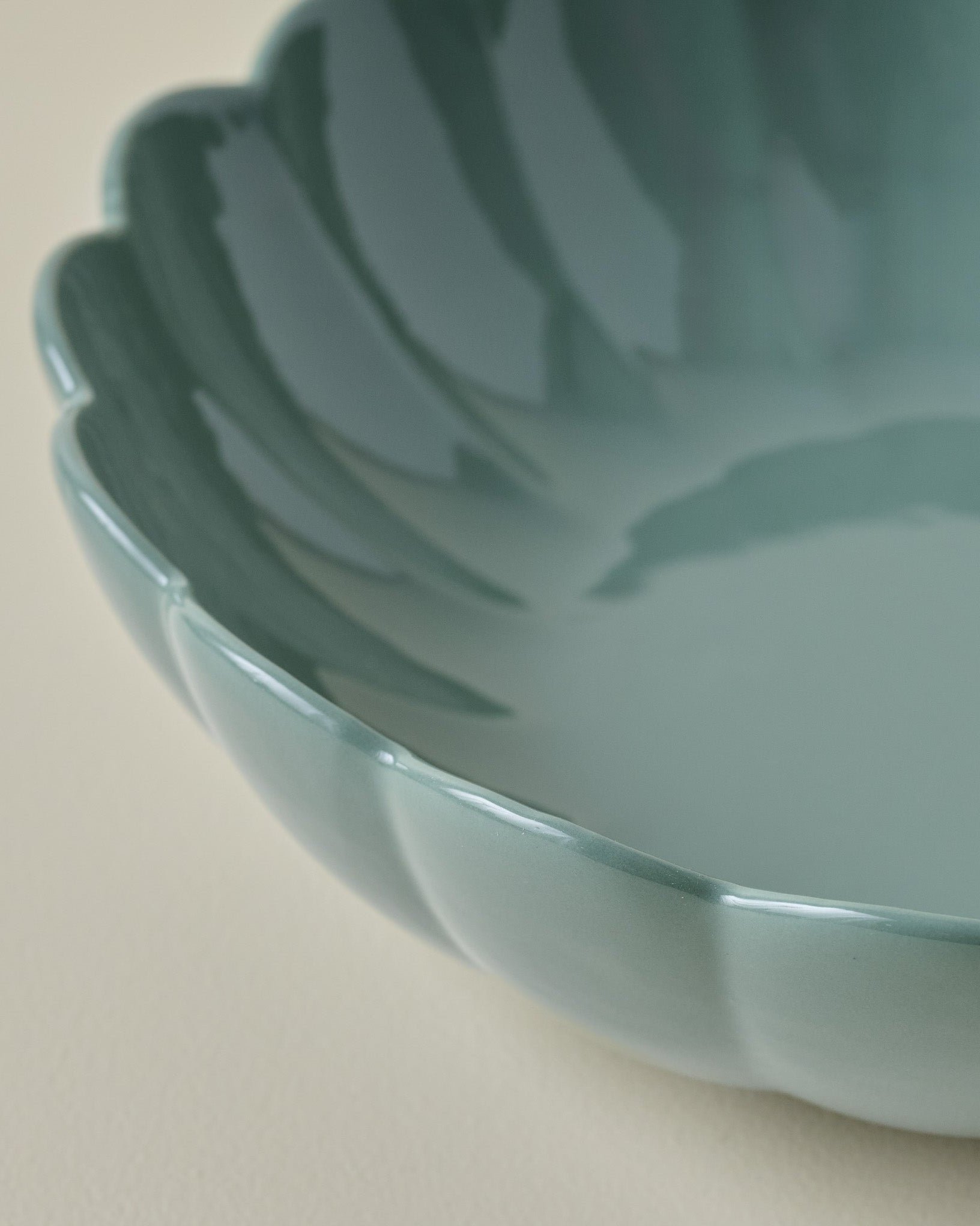 Seagrass Scalloped Serving Bowl - Image 3