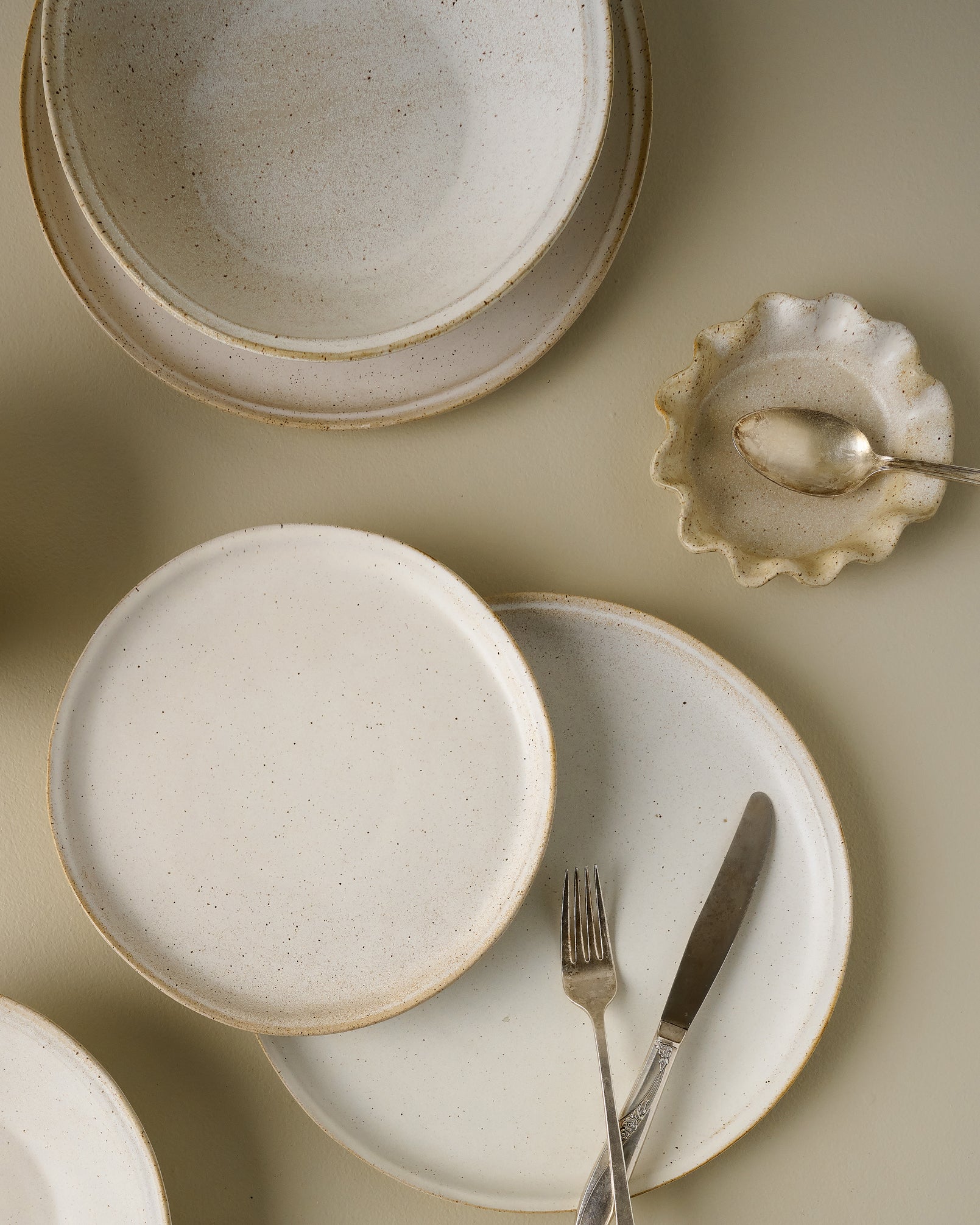 French White Ruffle Spoon Rest - Image 3