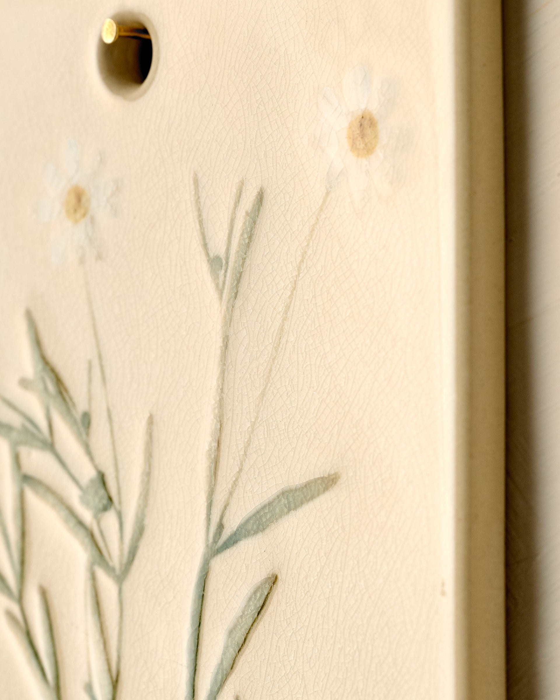 Jo's Herbarium Ceramic Wall Plaque - Collected Daisies - Image 3