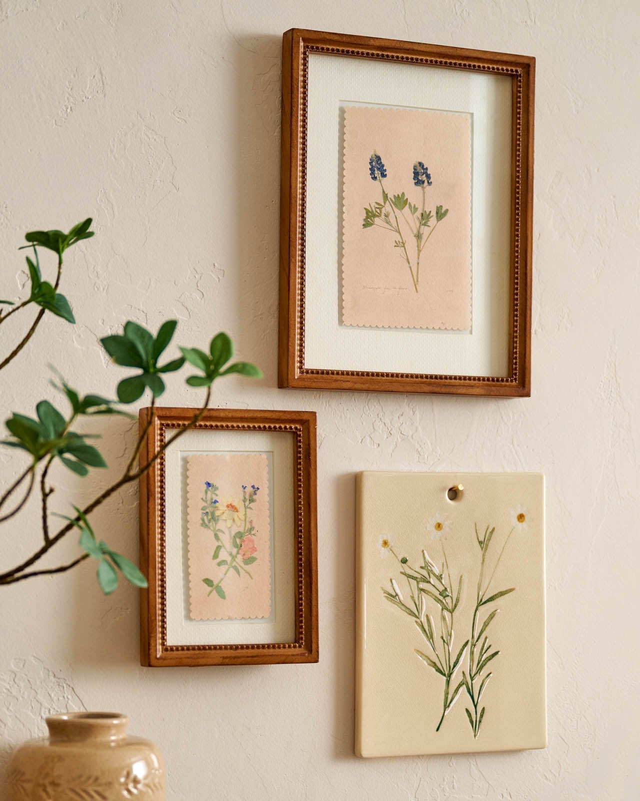 Jo's Herbarium Ceramic Wall Plaque - Collected Daisies - Image 2
