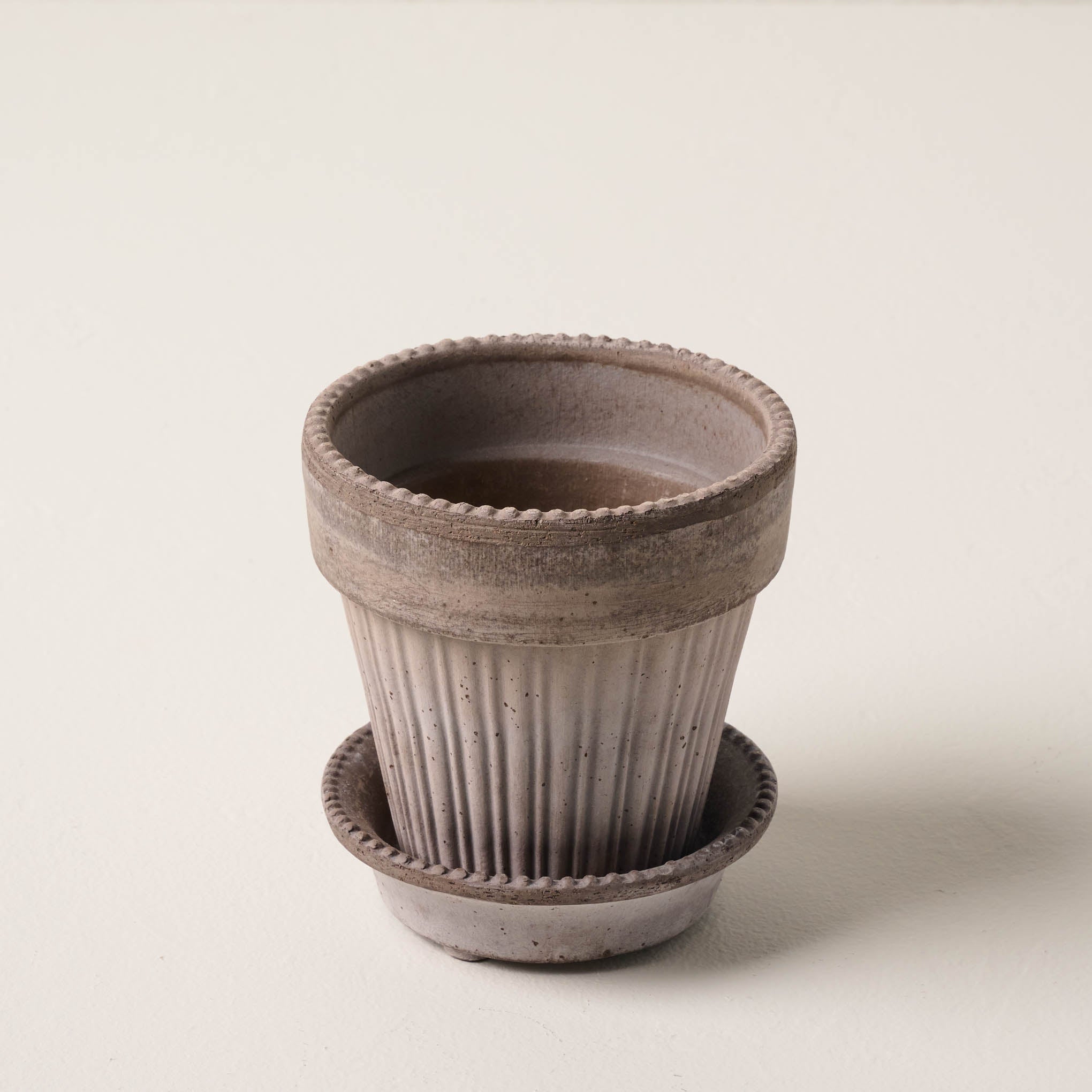 Grey Dotted Bergs Pot - Image 2