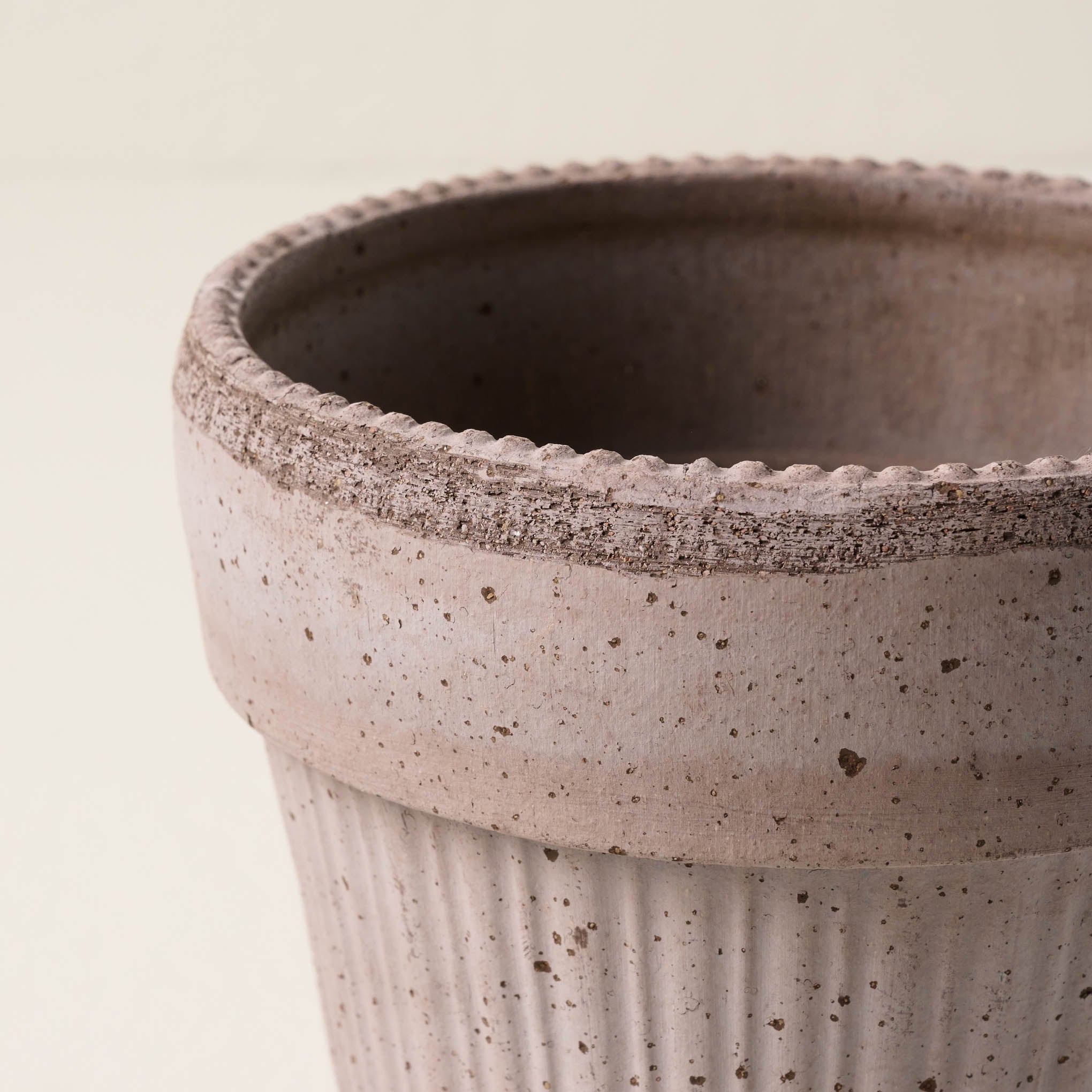 Grey Dotted Bergs Pot - Image 3
