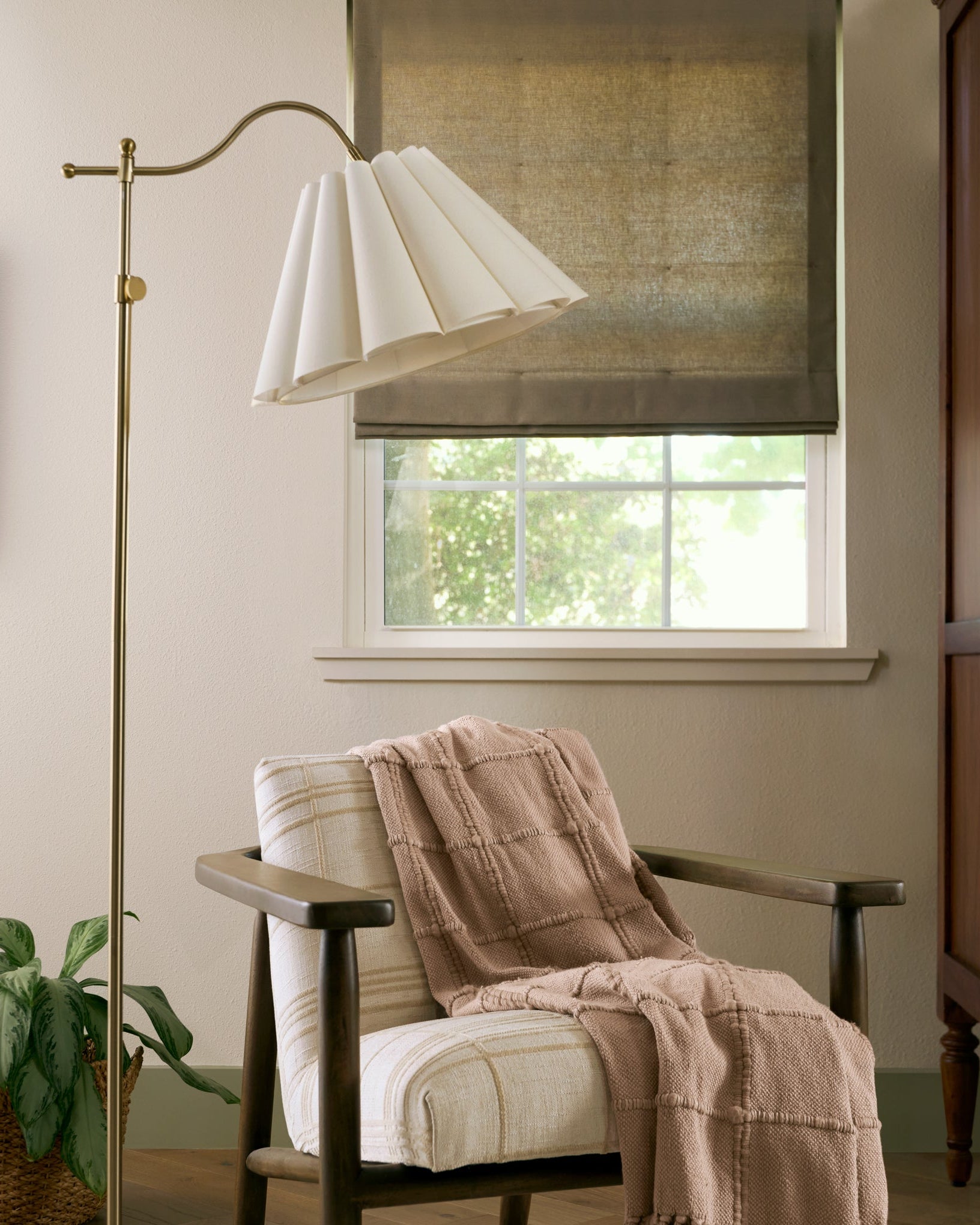 Odette Linen Scallop Floor Lamp - Image 5